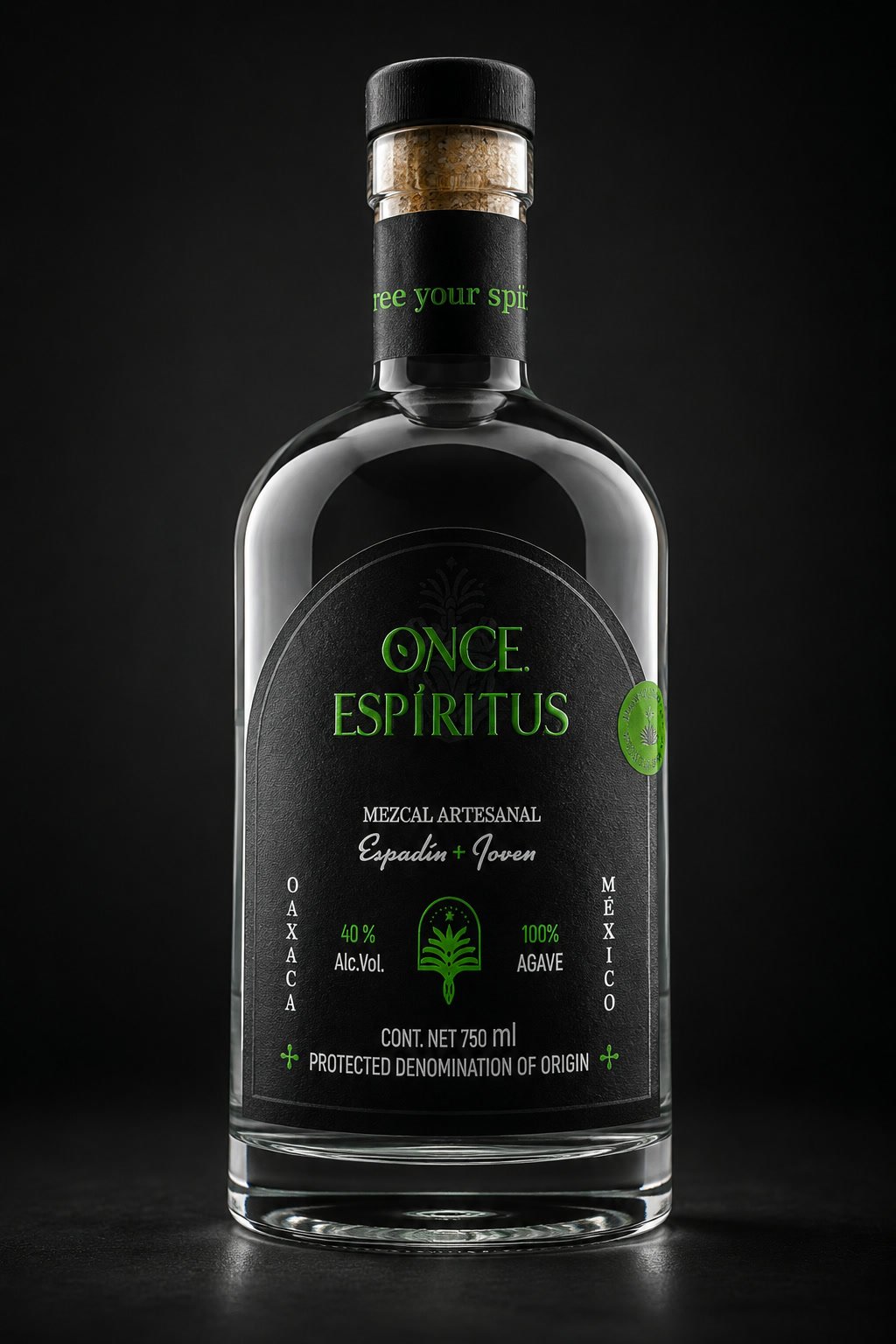 Botella de Once Espíritus, mezcal artesanal espadín joven de 750 ml, fotografiada en estudio sobre fondo negro